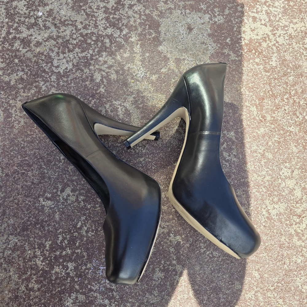 Bakers Avery Black Leather   Size 10.